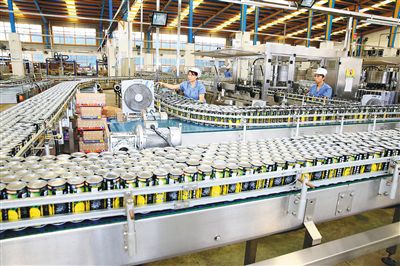 繁忙的生產線與市場調研 現代制造業的雙引擎